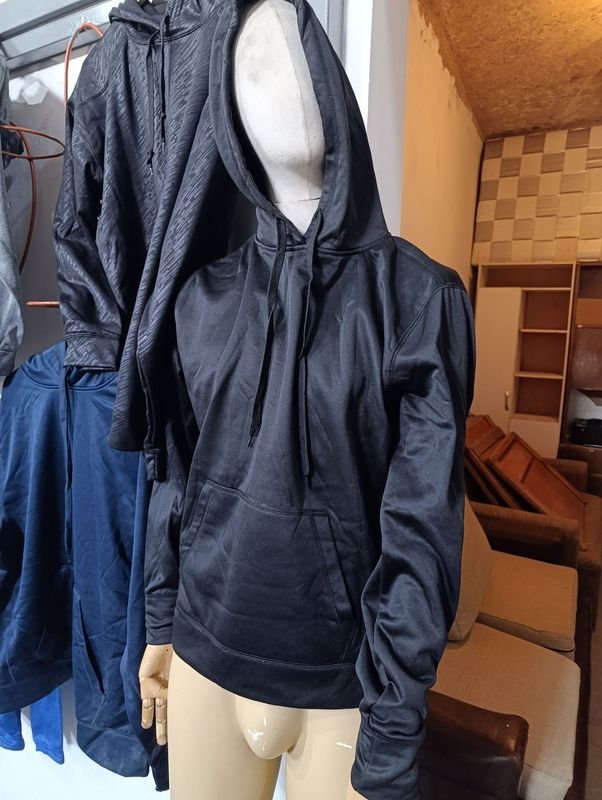Canguro Negro Deportivo con Capucha y Bolsillo Frontal