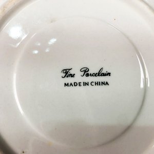 Nueve Platos de Porcelana Blanca con Diseño Floral y Guardas Plateadas - imagen 5