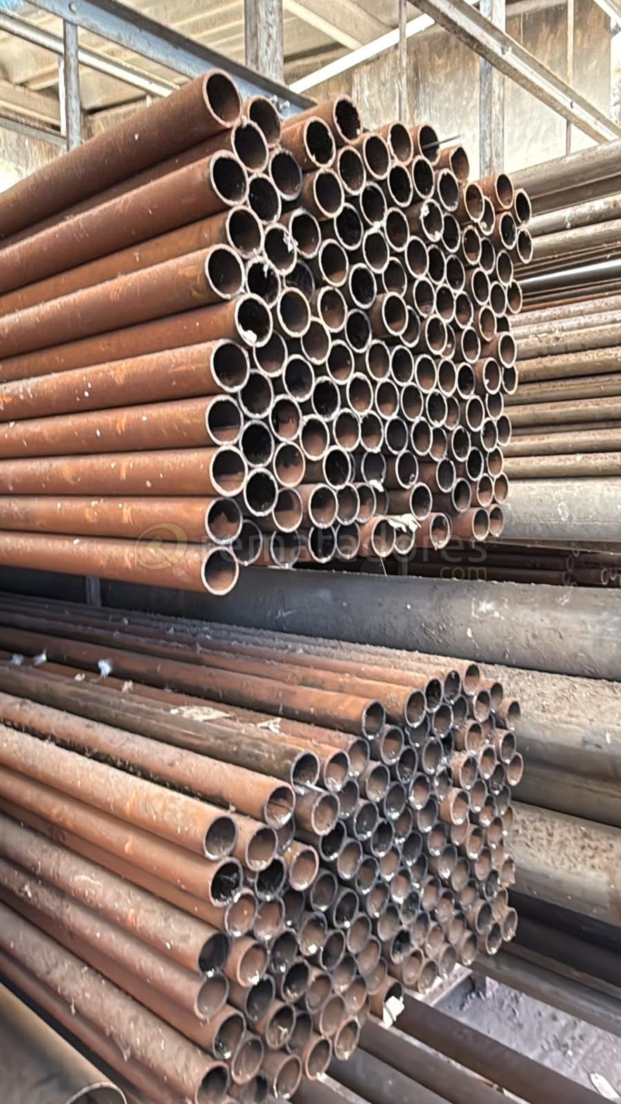 Lote de Tubos Metálicos Oxidados para Construcción