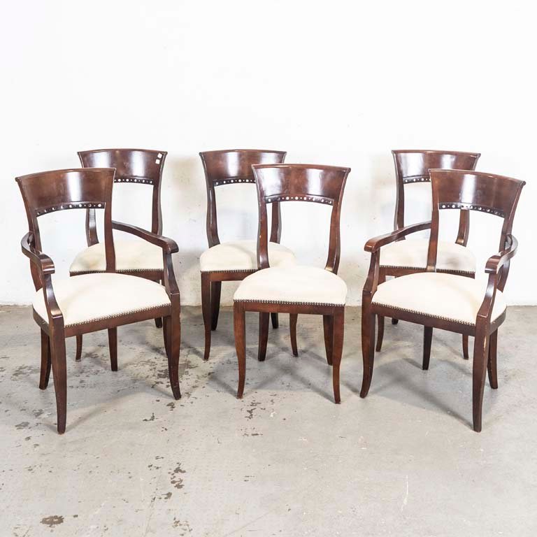 Lote siguiente: Sillas y butacas de madera con asientos tapizados