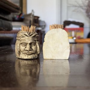 Porta Palillos Escultura Doble Cara con Rostros Tallados - imagen 5