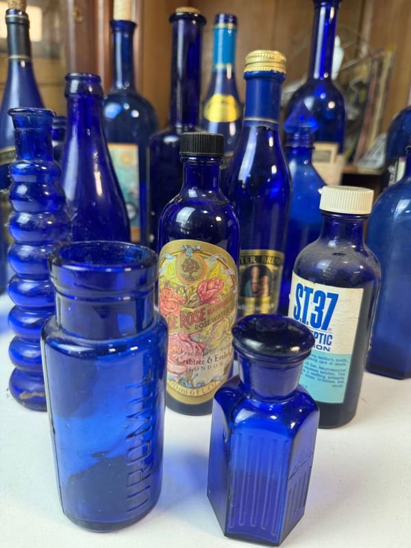 Colección de botellas y vasos de vidrio azul - imagen 9