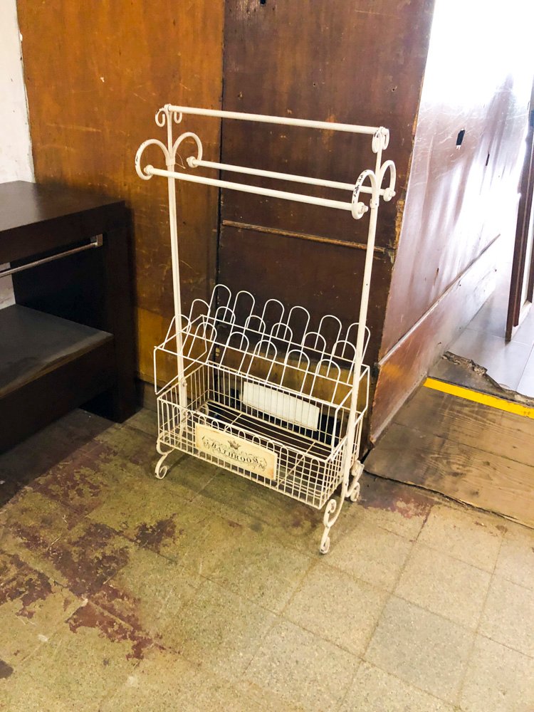 Toallero de pie blanco estilo vintage con canasto