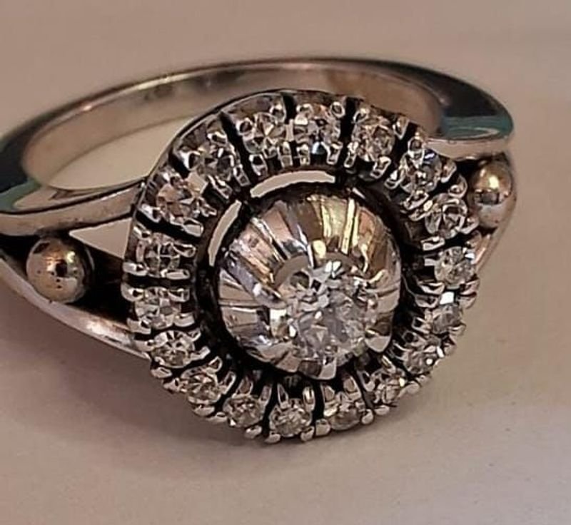 Lote anterior: Importante anillo de oro blanco con brillantes