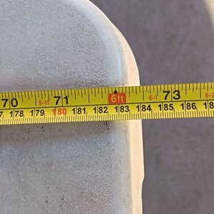 Banco Plegable Tipo Valija - Estructura de Alta Resistencia Banco corrido multiuso plegable a la mitad. Cuenta con una superficie de polietileno de alta densidad (HDPE) resistente a la intemperie y protección UV, ideal tanto para interiores como para exteriores. Medidas aproximadas: 183 cm de largo × 29,50 cm de ancho × 43,50 cm de alto - imagen 10