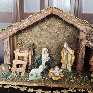 Pesebre Navideño con Establo de Madera y Figuras de Porcelana - imagen 2