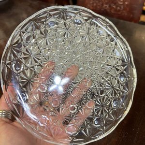 Conjunto de 6 Platos Antiguos de Vidrio Transparente con Diseño Geométrico - imagen 2