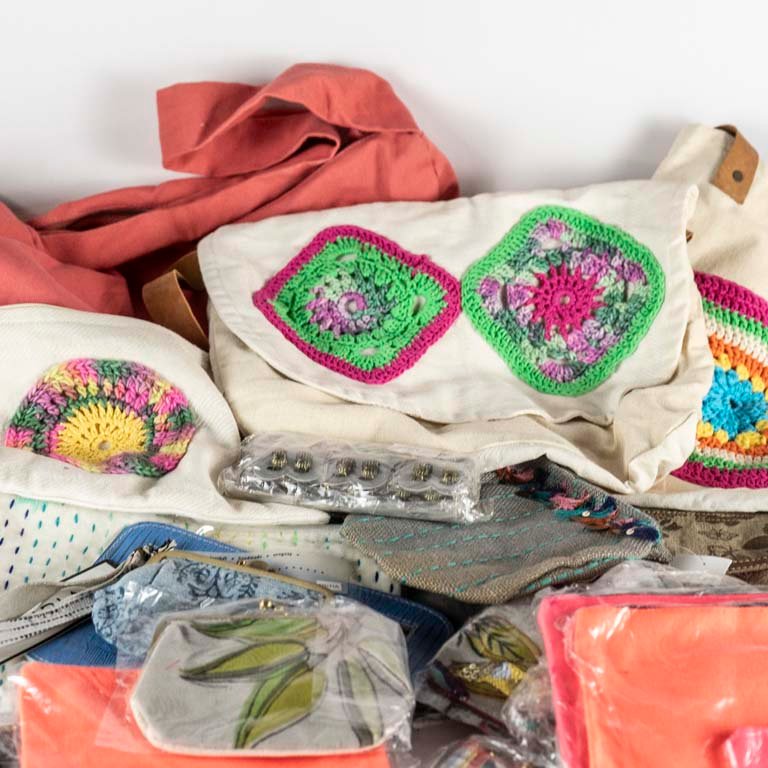 Gran lote de morrales y neceseres con detalles - imagen 2