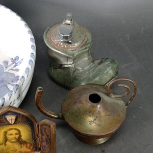 Lote de 9 piezas: Bowl de cerámica, centro de madera, encendedor y objetos de bronce - imagen 5