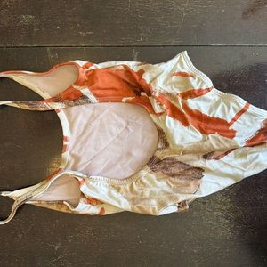 Lote de Trajes de Baño: Entero Azul Speedo, Estampado Naranja/Marrón y Bikini Leopardo - imagen 5