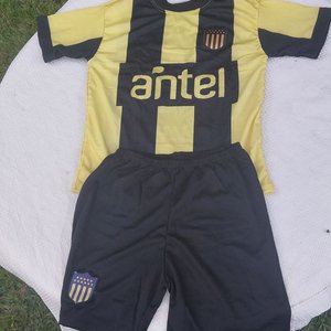 Lote siguiente: Conjuntos de Fútbol Peñarol para Niños: Camiseta y Short