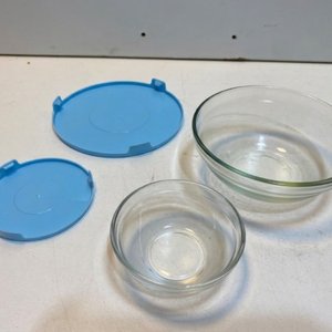 Set de 5 Bowls de Vidrio con Tapas Plásticas Celestes - imagen 5