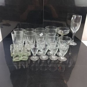 Lote siguiente: Lote Variado de Cristalería: Copas, Vasos y Frascos de Vidrio Transparente