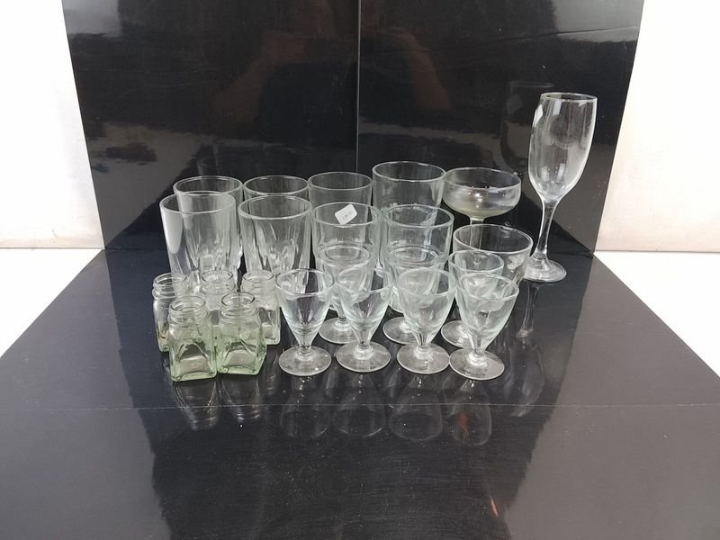Lote Variado de Cristalería: Copas, Vasos y Frascos de Vidrio Transparente
