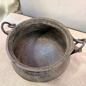 Olla Antigua de Hierro Fundido con Tapa y Tres Patas - imagen 8