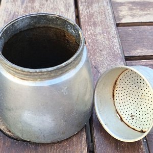 Cafetera italiana tipo moka de aluminio, con cuerpo octogonal, tapa, asa y filtro interior - imagen 3