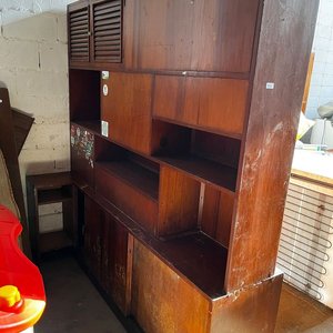 Mueble Divisorio de Madera con Repisas y Puertas - imagen 3
