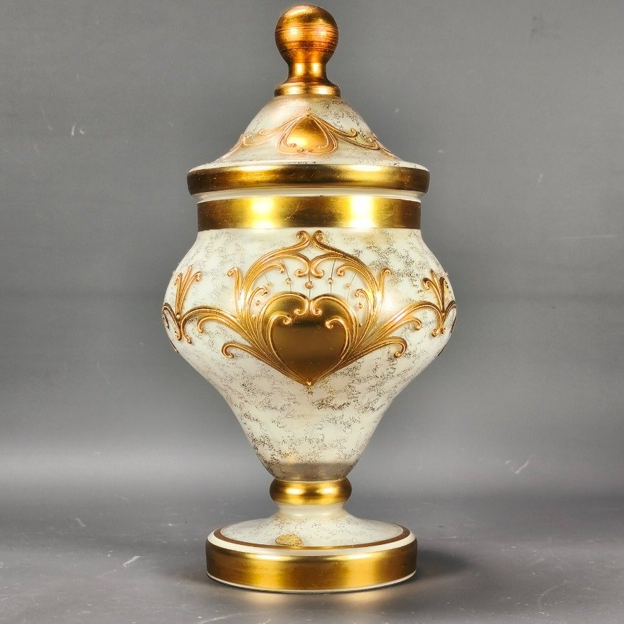 Lote siguiente: Bombonera de cristal de Bohemia opalinada decorada con diseños dorados en relieves