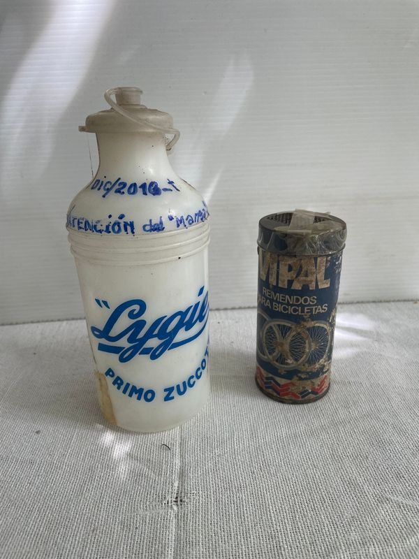 Caramanola Lygie y Tarro Vipol para Emparchar Bicicletas de Colección