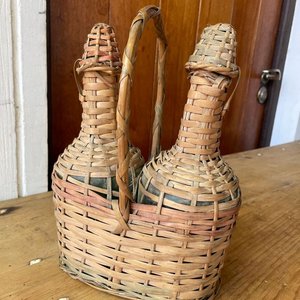BOTELLAS CON CANASTO DE MIMBRE - imagen 3