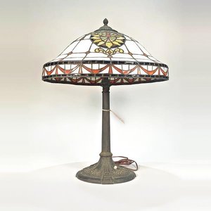 Lote anterior: Lámpara de Mesa Estilo Tiffany con Pantalla Decorada y Base Dorada