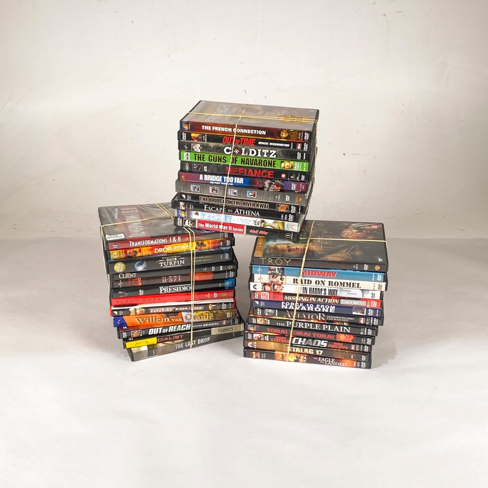 Treinta y tres películas en DVD, surtidas, en estuche