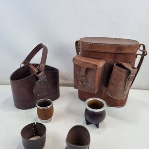 Lote siguiente: Conjunto de Cuero Repujado para Mateada: Matera y Porta Vasos