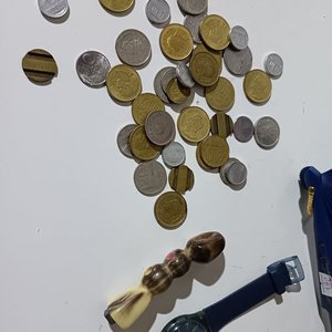 Lote de Reloj Swatch, Abanico Decorado y Monedas Varias - imagen 2