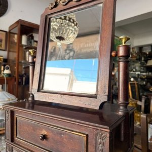 Antiguo Espejo de Tocador de Sobremesa con Cajón y Tallas Decorativas - imagen 5