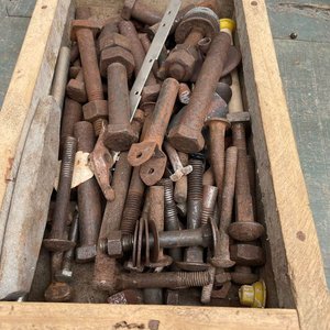 Cajón con Bulones y Tuercas Variados - imagen 1