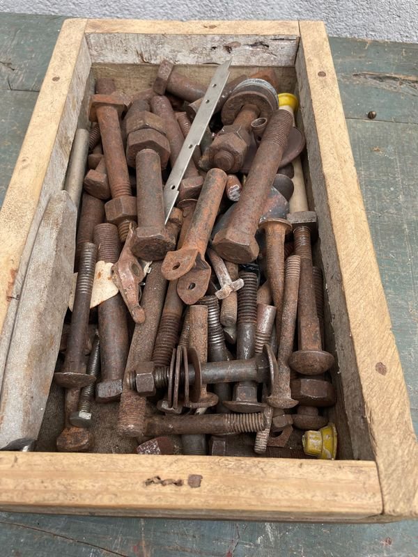 Cajón con Bulones y Tuercas Variados