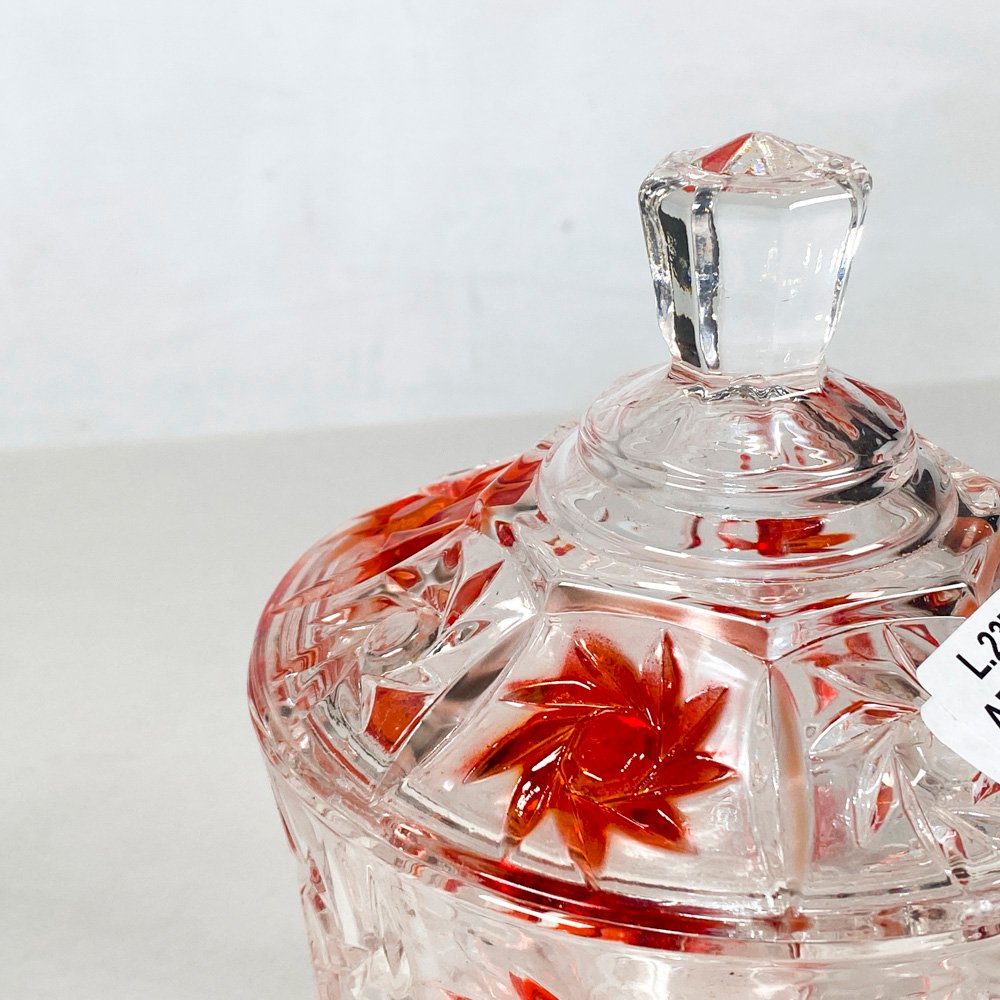 Vaso de cristal con flores rojas - imagen 2