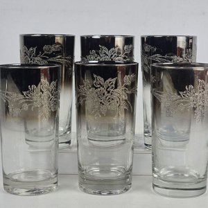 Lote siguiente: Juego de 6 Vasos de Cristal con Detalles Plateados y Flores en Relieve