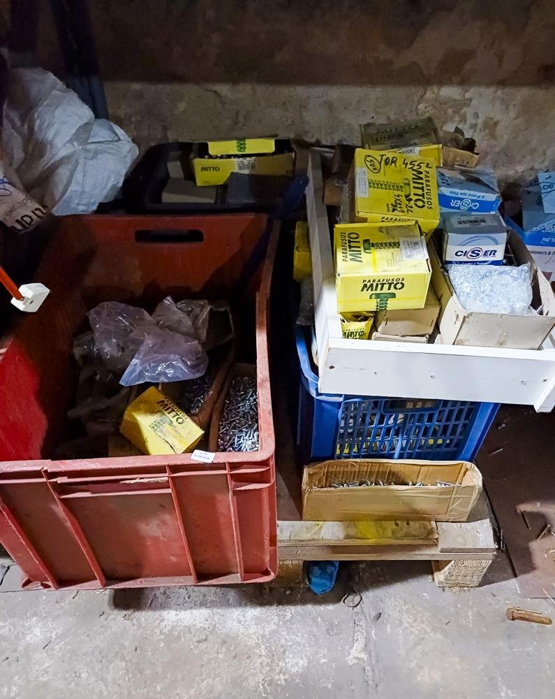 Lote de Tornillos y Clavos Varios