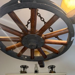 Lámpara Rústica de Techo con Rueda de Carro en Madera y Hierro - imagen 5