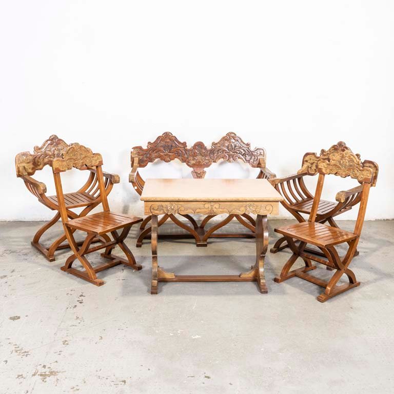 Lote anterior: Muebles de estilo veneciano tallados en madera
