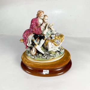 Grupo de Porcelana "Escena Galante" Sitzendorf con Base de Madera - imagen 2