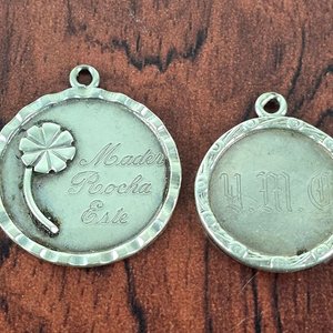 Lote anterior: Dos Medallas Redondas de Plata con Grabados