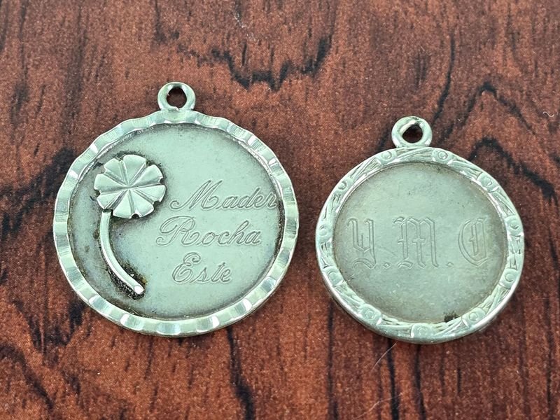 Dos Medallas Redondas de Plata con Grabados
