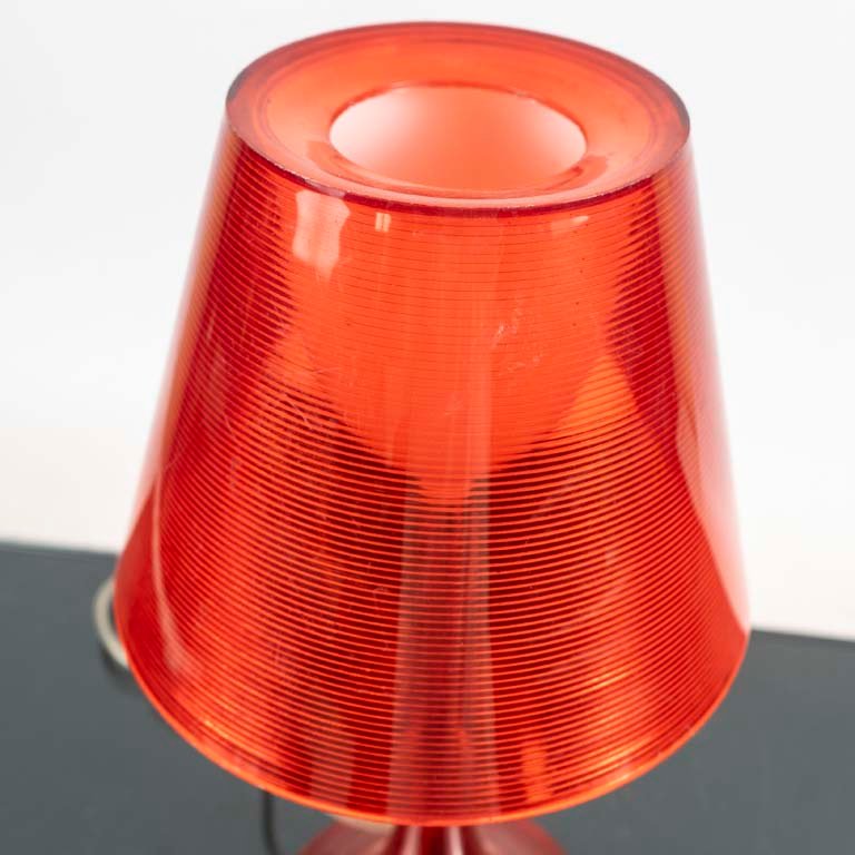 Lámpara de sobremesa roja de plástico - imagen 2