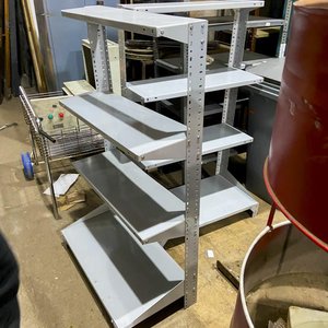 Lote siguiente: Dos estanterias metalicas tipo góndolas color gris y cuatro estantes