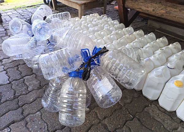 Más de 50 Bidones de Plástico Blanco de 5lts. La mayoría con tapa (No van las botellas de 5 lts.) - imagen 1