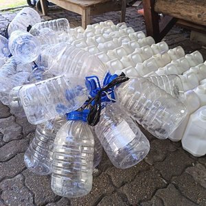 Lote siguiente: Más de 50 Bidones de Plástico Blanco de 5lts. La mayoría con tapa (No van las botellas de 5 lts.)