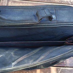 Portafolio  ejecutivo color negro, con manijas, cierre perimetral y correa - Con detalles de uso - imagen 7