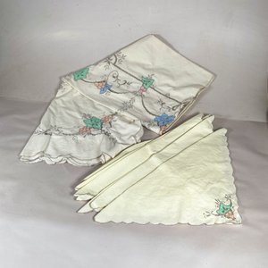 Lote siguiente: Mantel Bordado y Calado con 16 Servilletas Vintage