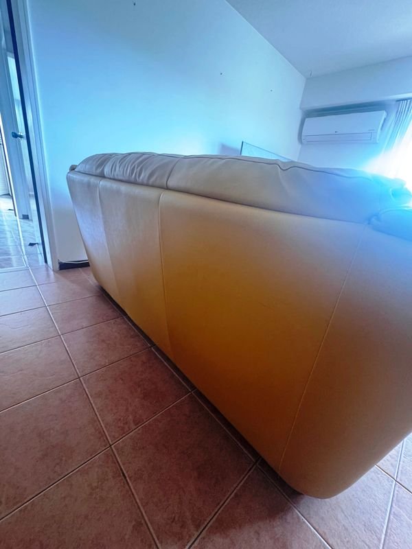 Silla de cuero de tres cuerpos en buen estado - imagen 5