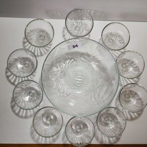 Lote siguiente: 10 Compoteras y Fuente de Vidrio con Diseño Floral