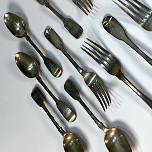 Lote anterior: Conjunto de 19 Cubiertos Metálicos Vintage: Tenedores, Cucharas y Cucharas de Servir