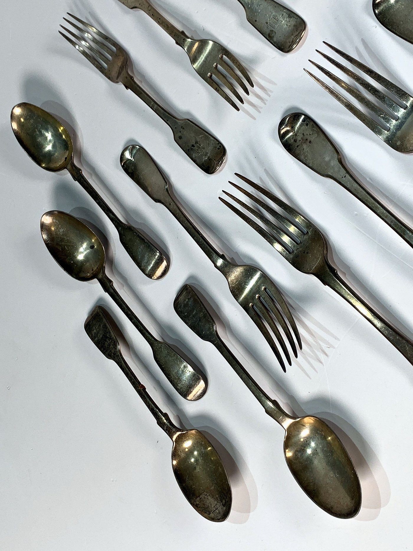 Conjunto de 19 Cubiertos Metálicos Vintage: Tenedores, Cucharas y Cucharas de Servir