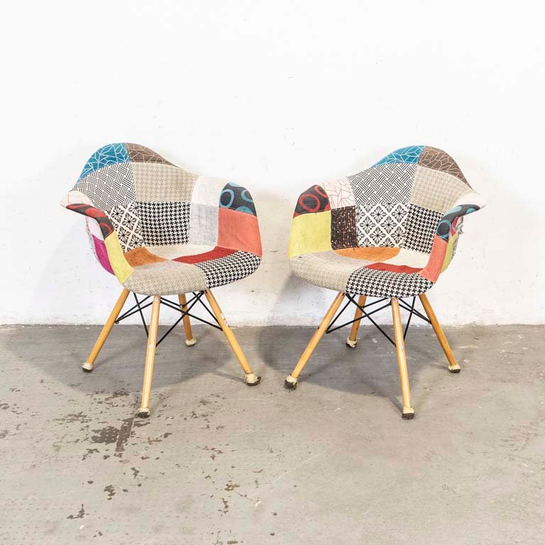 Lote siguiente: Sillones EAMES tapizados tipo con detalles y para limpiar